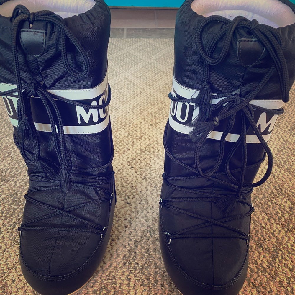 Moon Boots Size 35/38 (FITS UP TO SIZE 8US)